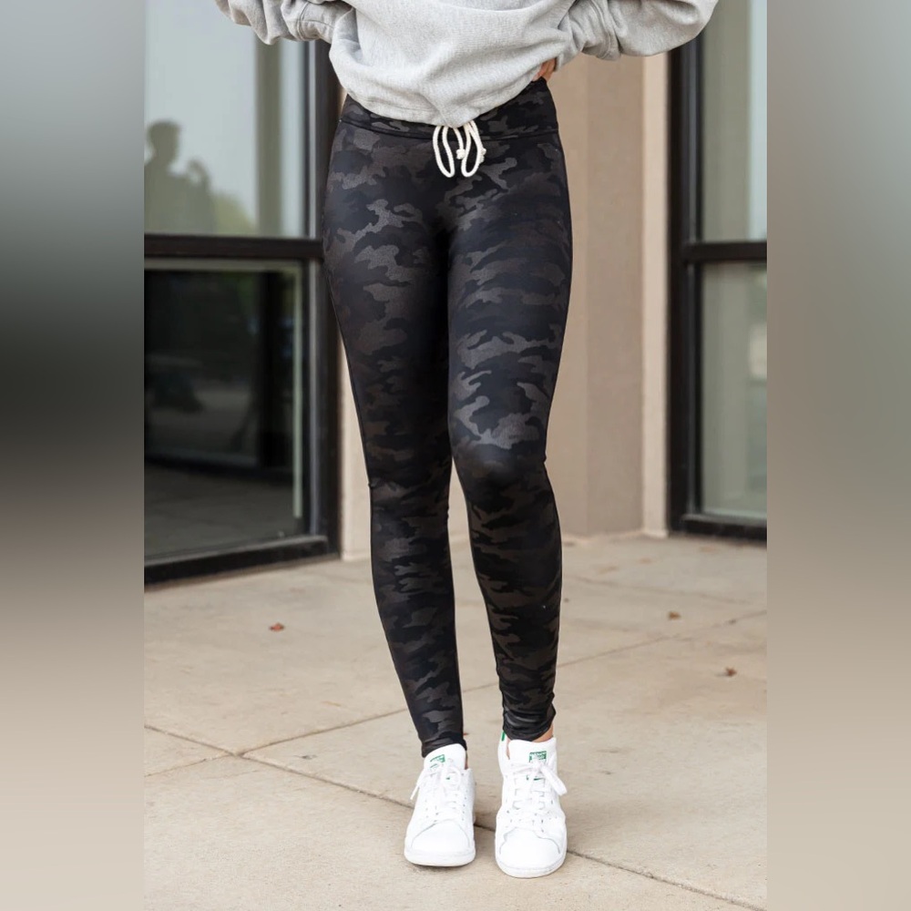 Spanx Faux Leather Camo leggings Size XS Black Athleisure Gym Minimalist